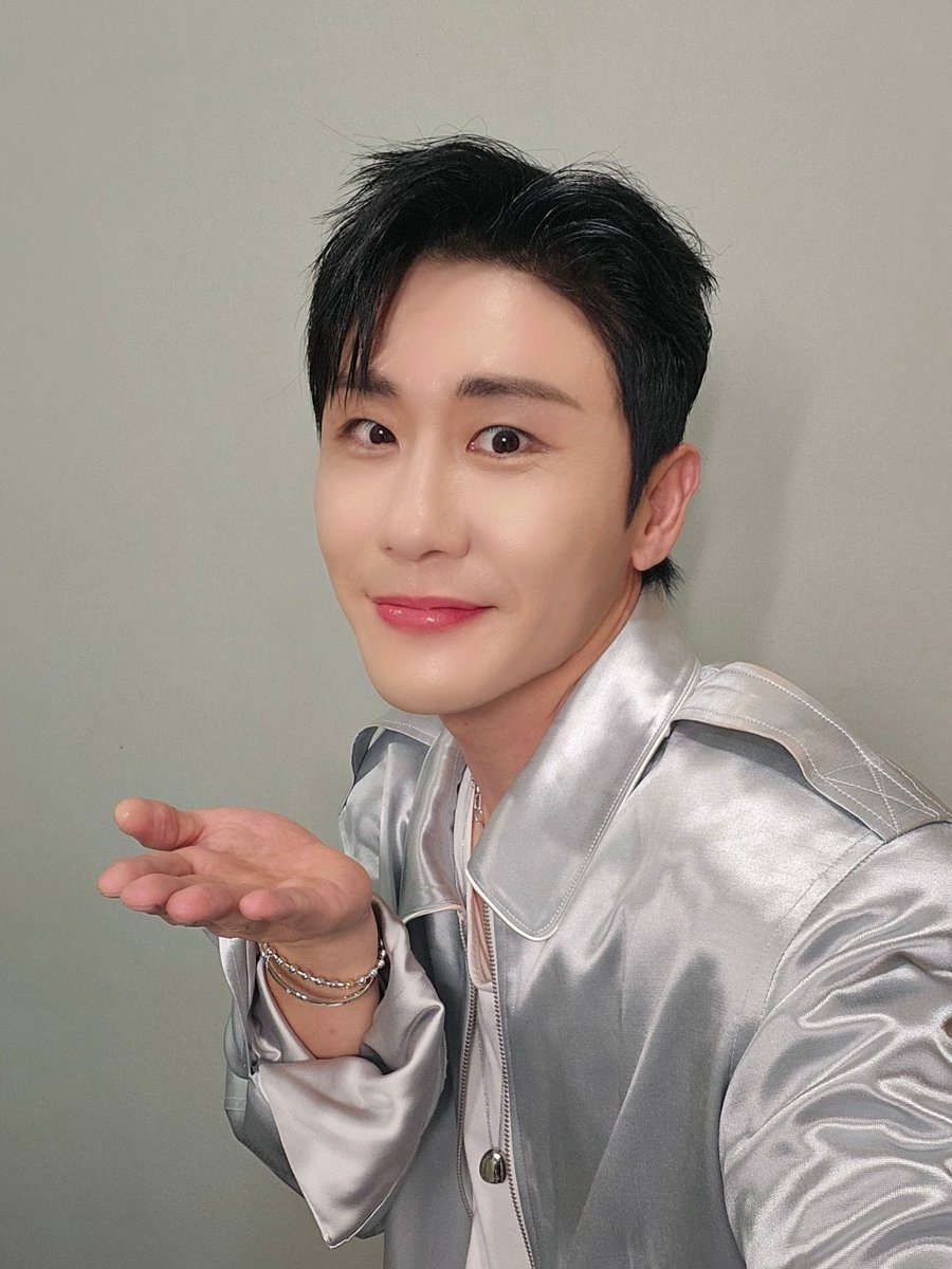 YOUNGTAK_ABYSS's tweet image. [📸]
뮤직뱅크 완료💙
보법이 다른 완벽한 무대✨️

#영탁 #YOUNGTAK
#김연자 #KIMYONJA
#주시고 #JuicyGo
#뮤직뱅크