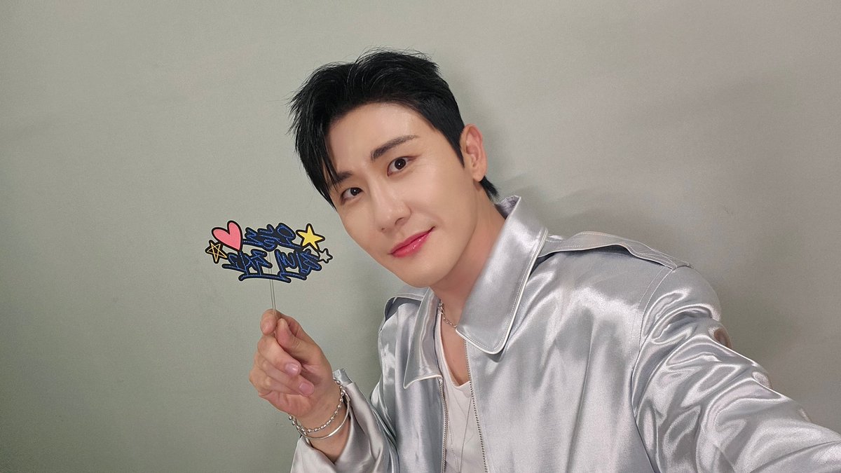 YOUNGTAK_ABYSS's tweet image. [📸]
뮤직뱅크 완료💙
보법이 다른 완벽한 무대✨️

#영탁 #YOUNGTAK
#김연자 #KIMYONJA
#주시고 #JuicyGo
#뮤직뱅크