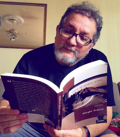 Já escrevi tanta coisa... estava aqui relendo meu livro de crônicas. O tempo nos faz ver como a gente muda o modo de ver as coisas... ainda bem. #diadoescritor