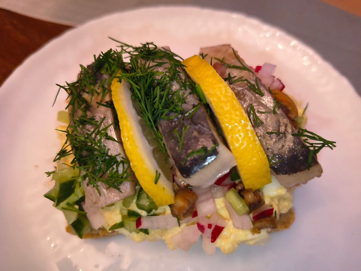 JacekWronaCBS's tweet image. Przed ważnym wywiadem Komisarzowa wzmocniła mnie:
- grillowaną doradą i sałatką tabbouleh!!
- smørrebrød
- tzatziki
Możecie hejtować...