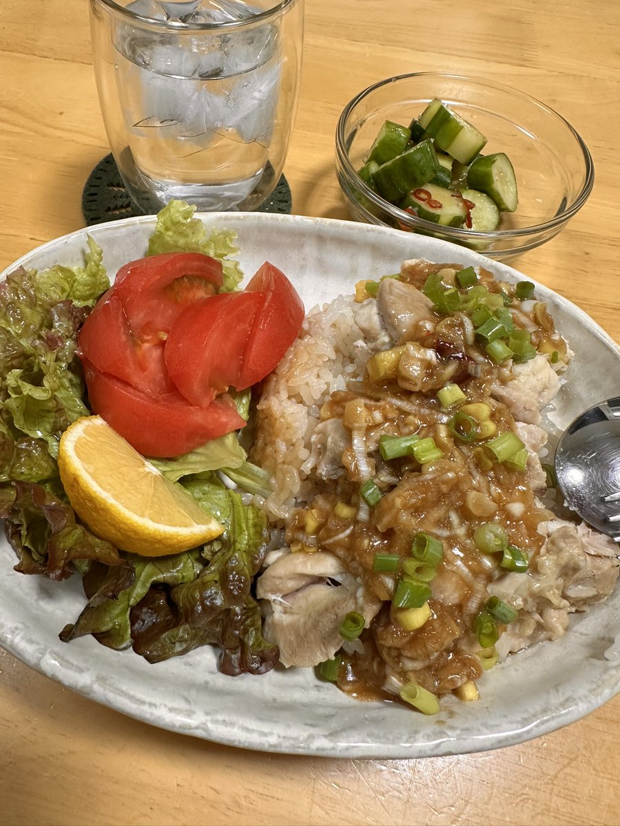 tomoa_co_go's tweet image. カオマンガイ

今日も今日とてひとりご飯🍚

昼から息子っちは遊びに出かけましてね
毎日遅くまで遊んでくるんですよ
帰ったら食べると言うので作ったんですけどね😂
夏休みだからいいんですけどね😂

#おうちごはん #晩ごはん