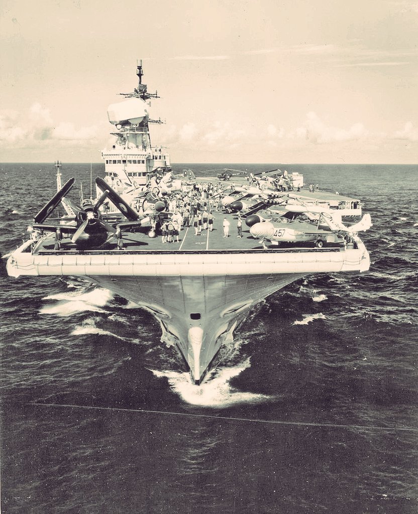 FlMichele69's tweet photo. Aircraft carrier
CV #HMSVictorious R38 (1941-1968)
Illustrious Class
π· 1959 on the flight deck @FleetAirArmMus π¬π§ #SeaVenom #ScimitarF1 #Skyraider AEW #Dragonfly and @USNavy
πΊπΈ #F3HDemon #S2Tracker
@RoyalNavy π¬π§ https://t.co/1sBHTpbpmX