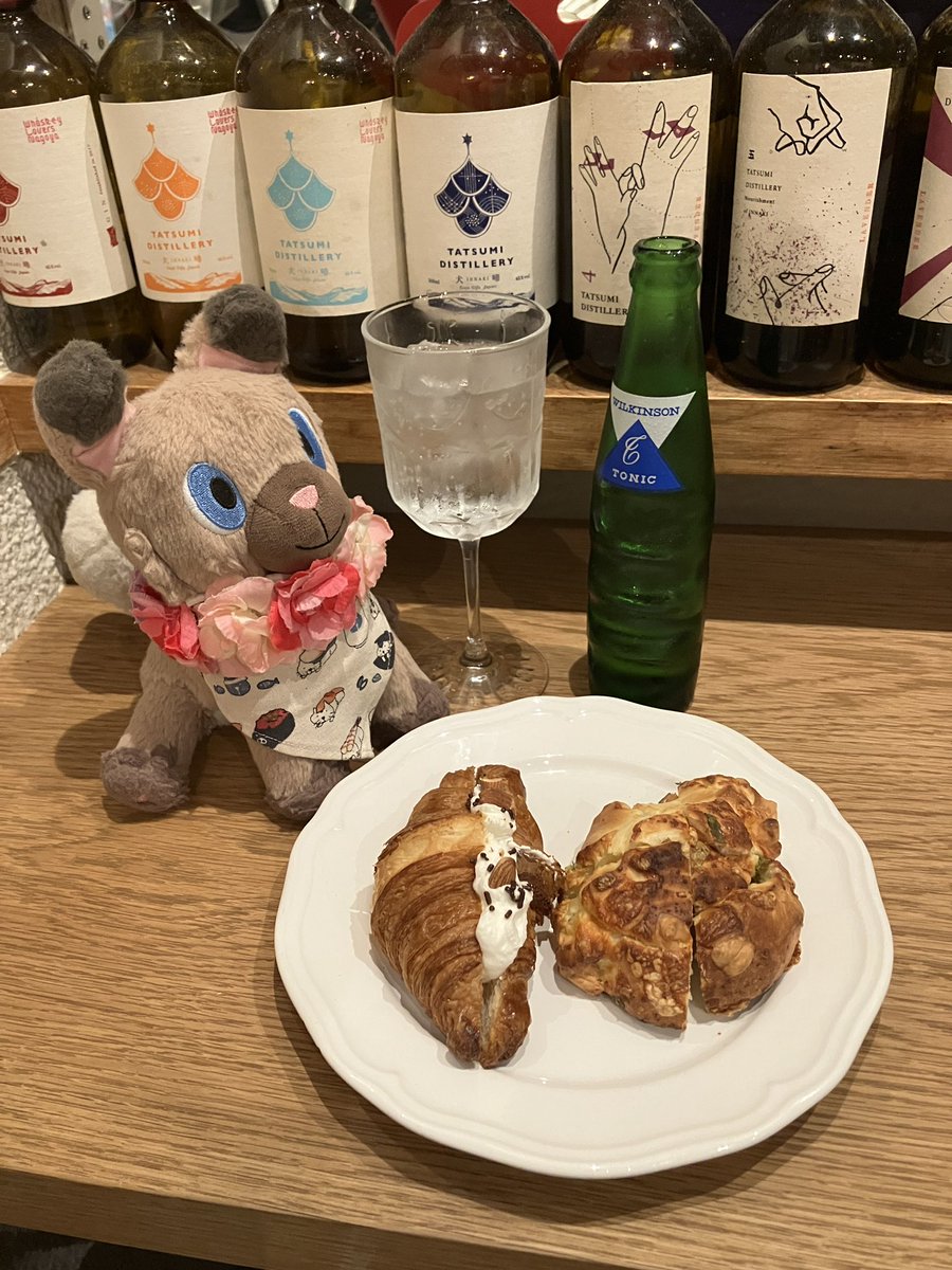 tier1kun's tweet image. ぴゃん❣️おしゃれなぱんやさんだ🍞
くろわっさんにくりーむ、おいしいね❣️🥐🐶
#ポケモンのいる生活 #イワンコといっしょ