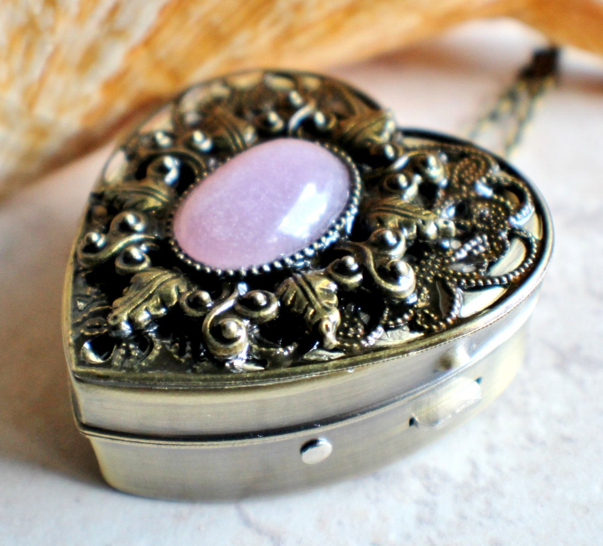 charsfavorite's tweet image. Unlock musical magic with our Rose Quartz Music Box Heart Locket for only $100. A perfect gift for cherished memories and timeless love. Shop now! #MusicBox #GiftIdeas
Shop Now charsfavoritethings.com/products/copy-…