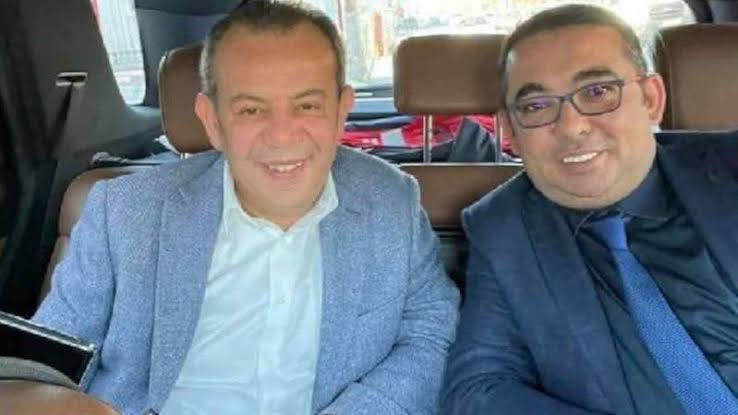 Marjinaledit's tweet image. Hey Tanju!
Dayının oğlunu belediye başkan yardımcısı yaptın ve kaymak bir maaş veriyorsun.
Madem milletini ve devletini bu kadar çok düşünüyorsun,dayının oğlunu hangi liyakatla yardımcın yaptın, onu da açıklar mısın?
Kuzenin Sedat Gülener'den daha vasıflı adam mı yoktu Bolu'da.