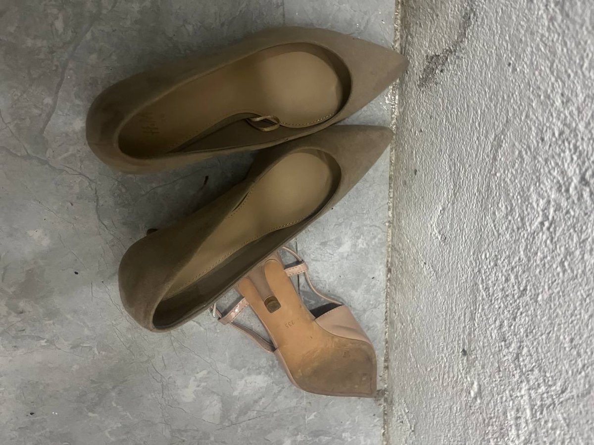 lin1448604's tweet photo. 另外一个姐姐二十多岁裸足穿高跟，盯着裸露在外面的脚趾缝就想上去狠狠的吸一口，后半夜悄悄摸进去顶在墙上玩一下 #扫楼 #打胶 https://t.co/sLICzUvrDc