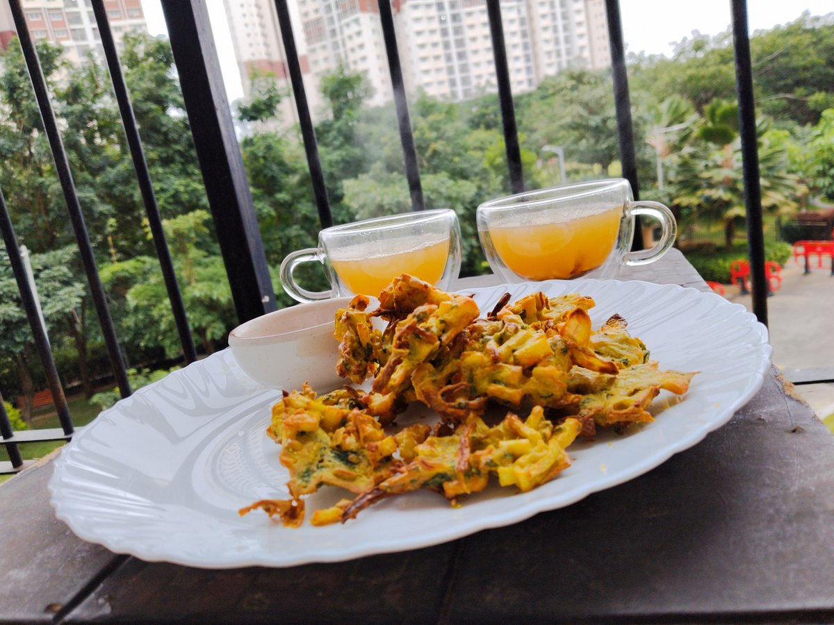 Sunitasriv's tweet image. Guilt-free pakora, kahwa and us ❤️ #weekendloading