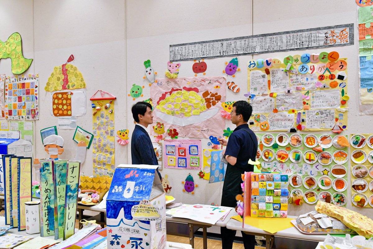 TakashimaR_2023's tweet photo. 【拡散希望｜その無償化、こどものためになりますか】

今日は芦屋市で学校給食展を開催。いかに日々の給食に愛情と工夫が詰まっているか、改めて学びました。そして美味しい試食も。
栄養士、調理師の皆さま、いつも本当にありがとうございます。

その後は、文部科学省の会議に参加してきました。
この会議には初参加ということで、私の無償化に対する考え方について発言してきました。

・・・

もちろん、子育て世帯の経済的負担軽減は重要です。ただ、こどもたちの健全な発達に責任を有する基礎自治体としては、単に「無償になればそれで良い」とは思えません。

教育に責任を有する文部科学省の皆さまには、ぜひ「質・中身を大切に考える」というメッセージを発信していただきたいです。
そして国会では、無料かどうかではなく、前向きな、未来を見据えた骨太の議論をしていただきたいです。

一自治体の市長の声は小さいかもしれませんが、教育は国家百年の計です。どうか、本質を揺るがすことなく、議論していただければ幸いです。

少し長いですが、全文はnoteにまとめました。コメント欄よりぜひご覧ください。よろしければ、フォローや拡散もぜひ。そしてあなたの声をコメント欄に寄せていただけると嬉しいです。

◯目次
1️⃣学校の存在意義は、「学び合う」ことにある
2️⃣学校を、我が国の民主主義の砦に
3️⃣無償化の議論は本質を捉えた議論なのでしょうか
4️⃣給食は、各自治体に質を担保できる裁量を
5️⃣当事者のあなたの声を聴かせてください

#給食費 #無償化