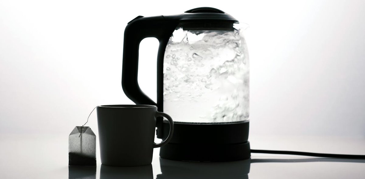 Faut-il jeter l’eau de la bouilloire entre chaque usage ? Voici ce que dit la science theconversation.com/faut-il-jeter-…