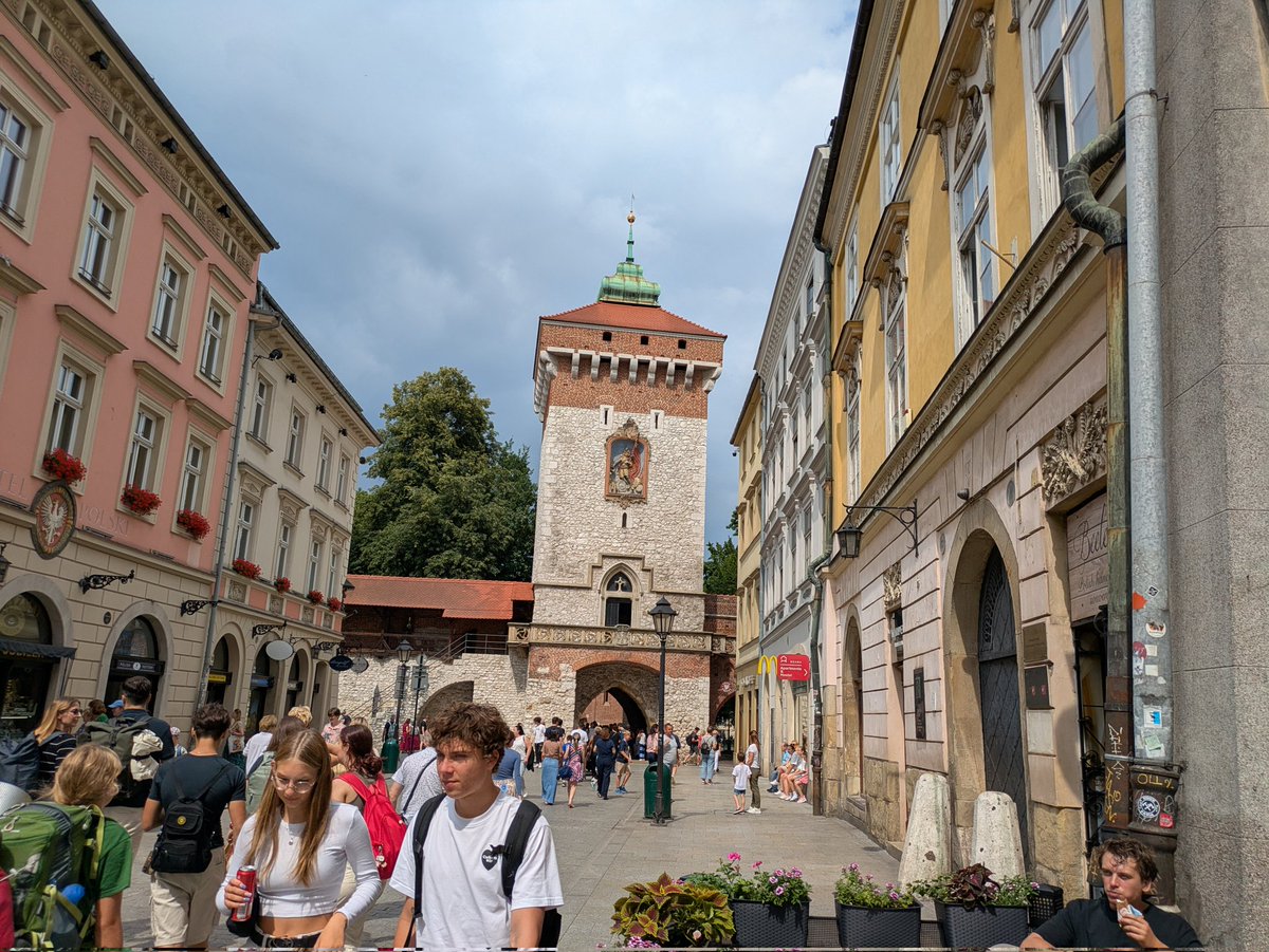 acidraw's tweet image. St. Florian's Gate
Brama Floriańska