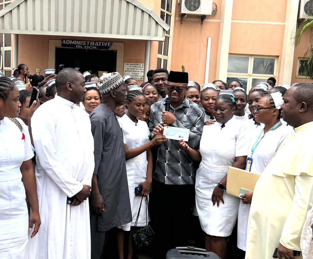 obaofph01's tweet image. Peter Obi spends on education and health.
Atiku spends on delegates each election cycle.
Tinubu shares cups of rice and 2k on election day.
2027, Choose your leaders wisely.