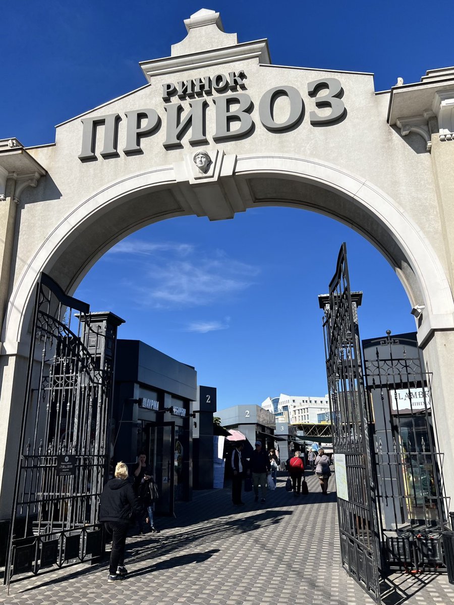 MatteoPugliese's tweet image. Avevo visitato lo storico mercato di Odesa a ottobre scorso. La Russia è riuscita in qualcosa di miracoloso: trasformare una città russofona storicamente legata all’impero zarista in una comunità che odia profondamente la Russia, ogni notte bombardata brutalmente da Mosca.