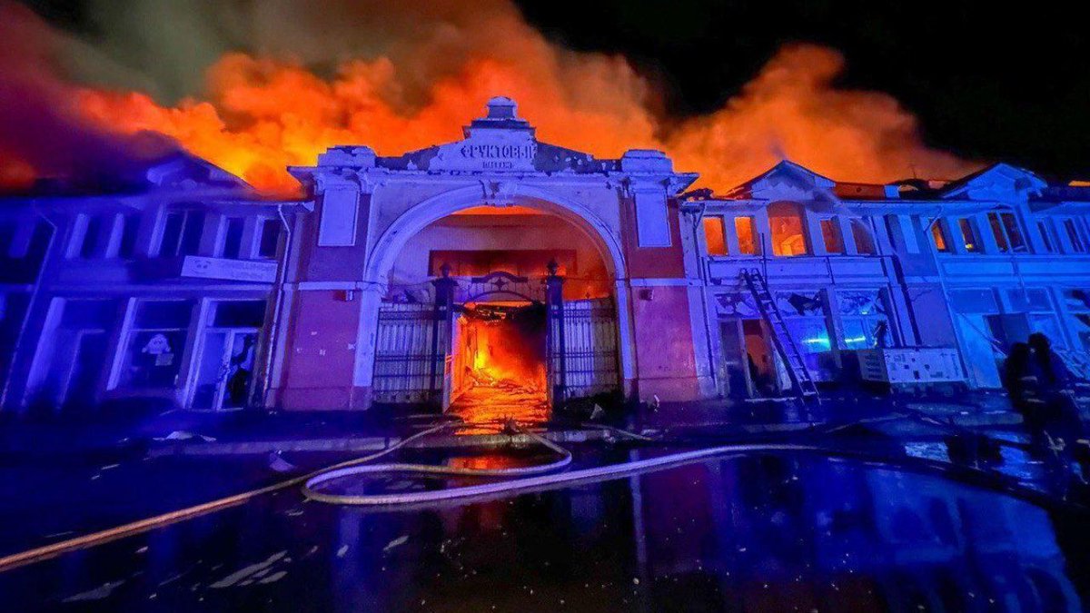 MatteoPugliese's tweet image. Avevo visitato lo storico mercato di Odesa a ottobre scorso. La Russia è riuscita in qualcosa di miracoloso: trasformare una città russofona storicamente legata all’impero zarista in una comunità che odia profondamente la Russia, ogni notte bombardata brutalmente da Mosca.