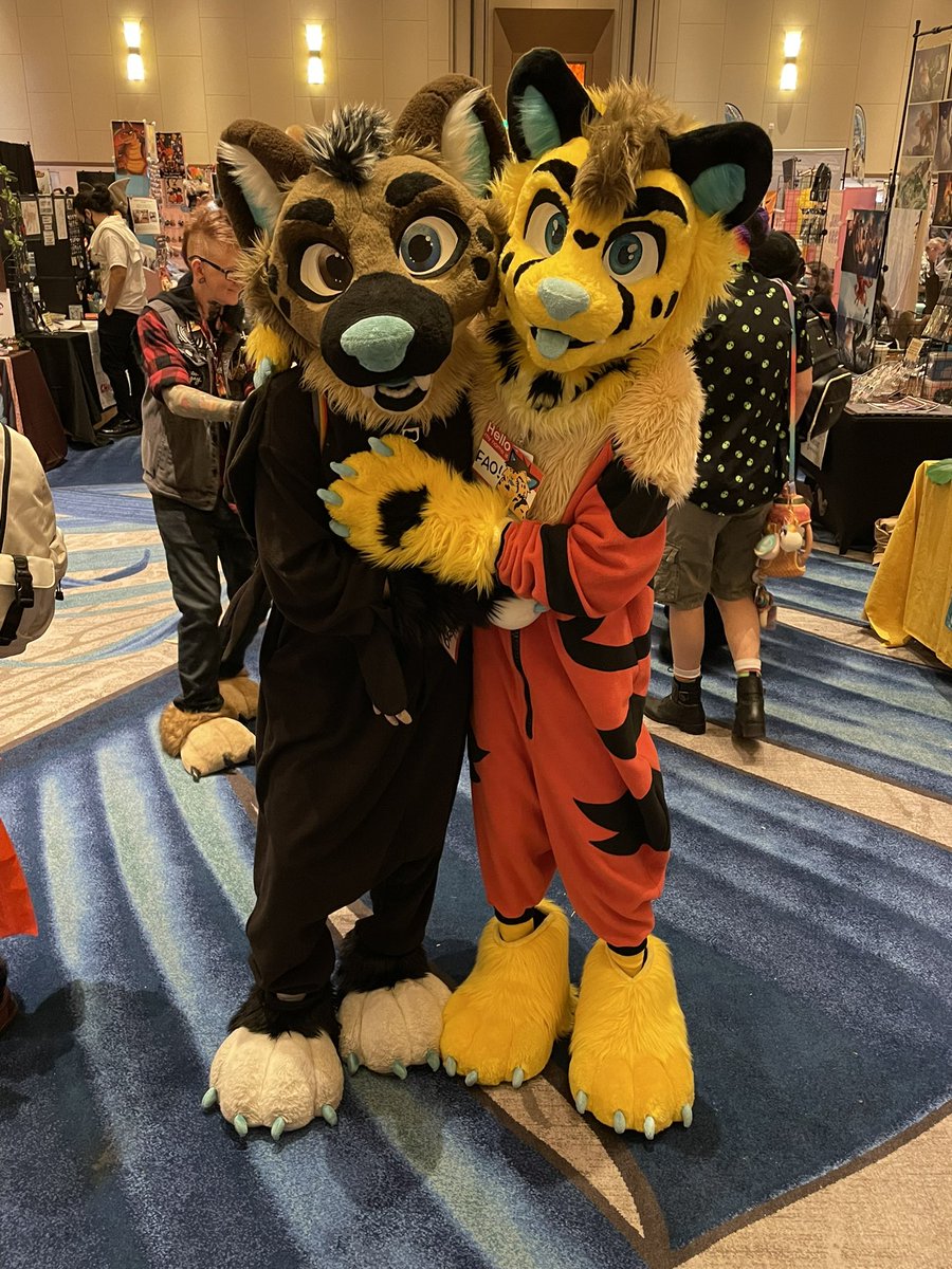 FaoTheChee's tweet image. Mom said we're allowed to come to the sleepover 🥺😁
#FursuitFriday
@hey_im_dry🩵