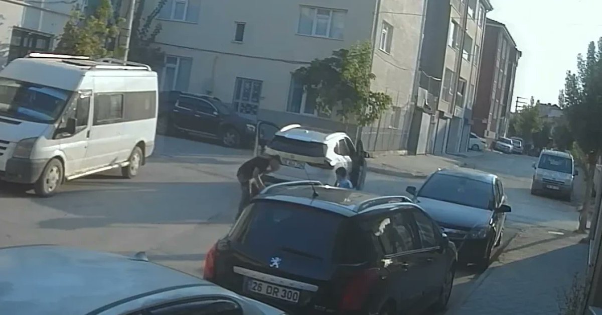 eskisehir_durum's tweet image. KÜÇÜK ÇOCUĞUN ÖLÜMÜNE NEDEN OLAN FECİ KAZA GÜVENLİK KAMERASINA ANBEAN YANSIDI .... İŞTE DETAYLAR

eskisehirdurum.com/eskisehir-asay…

#eskişehir #sütlücemahallesi #traf