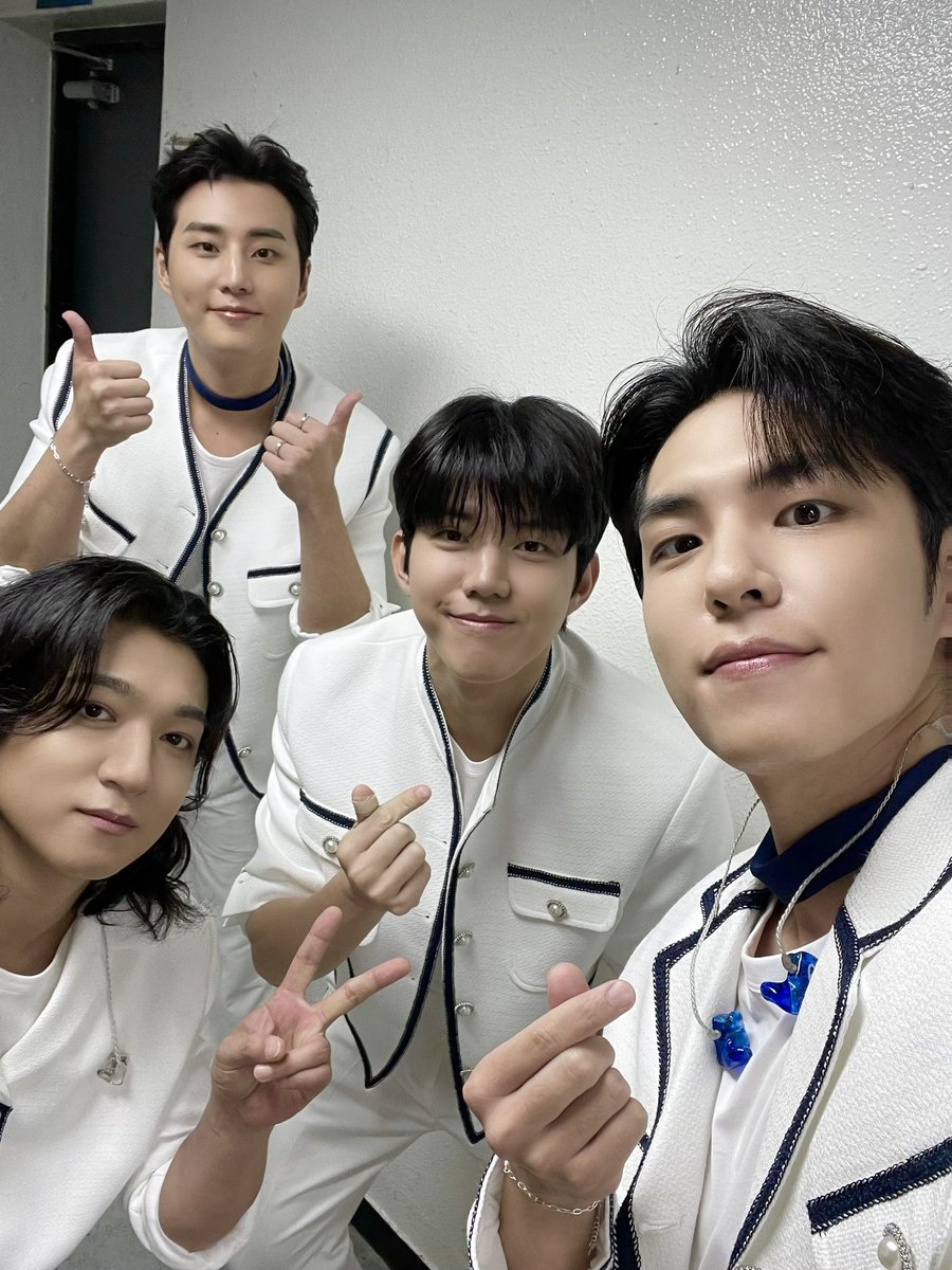 day6official's tweet image. [ #DAY6_BEHIND ]

마이데이와 함께한 𝙿𝙸𝙴𝚁 𝟷𝟶 🩵
이번 주도 달릴 준비 됐나 〰✨ 

#DAY6 #데이식스
#MyDay #마이데이
#DAY6_4TH_FANMEETING
#PIER10_All_My_Days