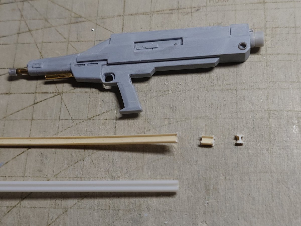 Kaze_Xxxx's tweet image. オープンサイトの製作
天面の凹部分はナイフとタガネで彫り込み。サイトはヴォーテックスジェネレーターと同様、直接プラ板貼ってもすぐ折れるのでひと工夫
タミヤのコの字型プラ棒もあるけど今回はエバーグリーンのH鋼(※鉄道模型の線路作る用)をコの字型へ加工
これで折れに強くなります😉