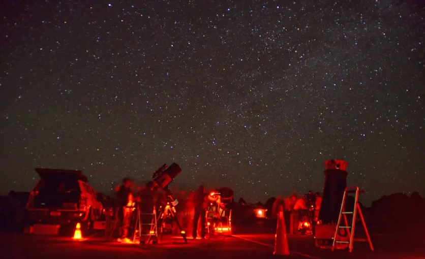 ¿Por qué debes llevar una linterna de luz ROJA a la Noche de Observación?
El iris del ojo humano se cierra mucho cuando ves luz blanca y puede tomar más de 30 minutos en que se adapte a la oscuridad nuevamente. No se permite iluminar con celulares. 👁️Más: facebook.com/sociedad.astro…