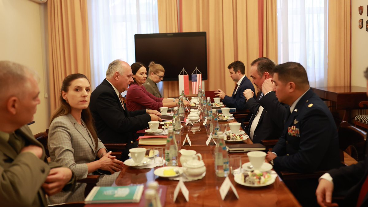 Ministerstwo Obrony Narodowej 🇵🇱 (@mon_gov_pl) on Twitter photo Sekretarz stanu w MON <a href="/ZalewskiPawel/">Paweł Zalewski</a> spotkał się z podsekretarzem stanu USA ds. Kontroli Zbrojeń i Bezpieczeństwa Międzynarodowego Brendtem T. Christensenem. Przedstawiciel amerykańskiego Departamentu Stanu przebywał w Polsce w związku z podpisaniem umowy o udzieleniu Polsce Sekretarz stanu w MON <a href="/ZalewskiPawel/">Paweł Zalewski</a> spotkał się z podsekretarzem stanu USA ds. Kontroli Zbrojeń i Bezpieczeństwa Międzynarodowego Brendtem T. Christensenem. Przedstawiciel amerykańskiego Departamentu Stanu przebywał w Polsce w związku z podpisaniem umowy o udzieleniu Polsce