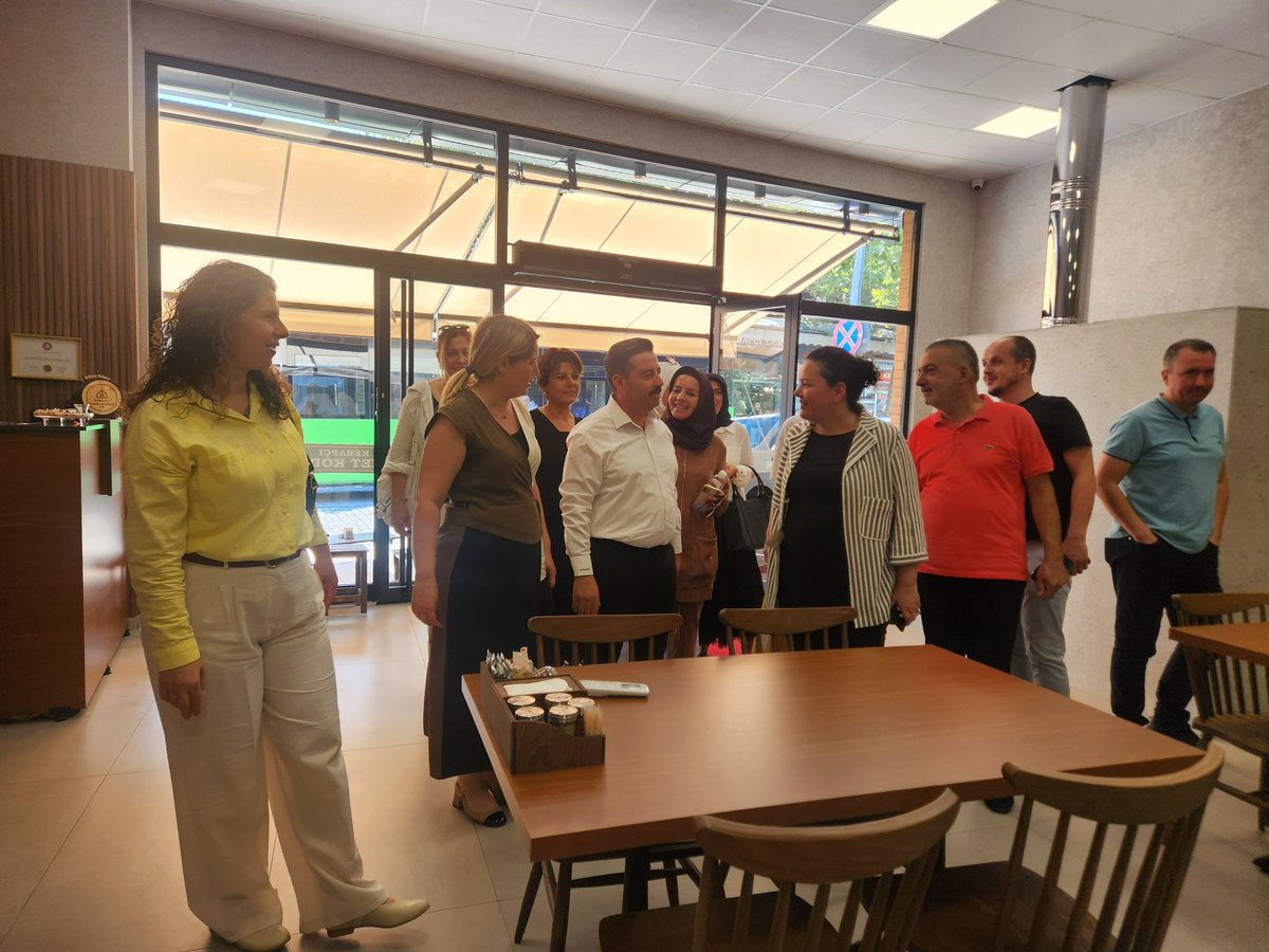 📍Denizli / Sarayköy Caddesi

Önceki dönem Yönetim Kurulu Üyemiz Mehmet Kodalak’ı, yeni açtığı “Denizli Kebabı” restorandında ziyaret ederek hayırlı olsun dileklerimizi ilettik.

Hayırlı işler, bol kazançlar diliyorum.