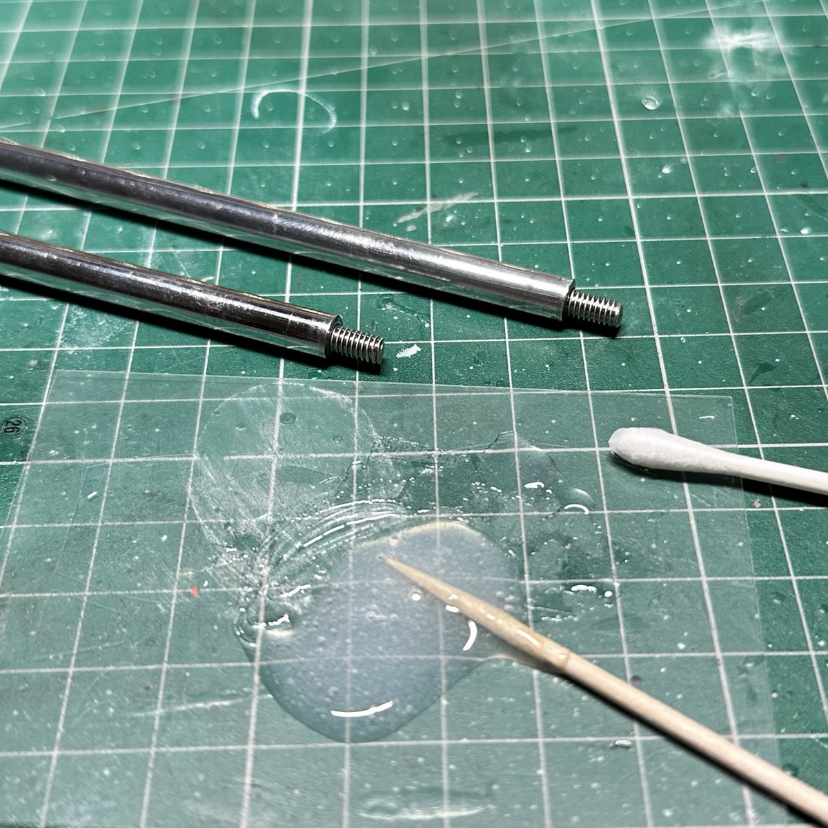 Iristquarter's tweet image. この間の展示会でそれなりにやり方聞かれたので置いておく
用意するもの
ナットを埋め込んだ完成品
任意のねじ径寸切りボルト
内径が合うアルミパイプ
鬼目ナット
クロス軸ブラケット
あとは画像見てくれ(ハナホジ)