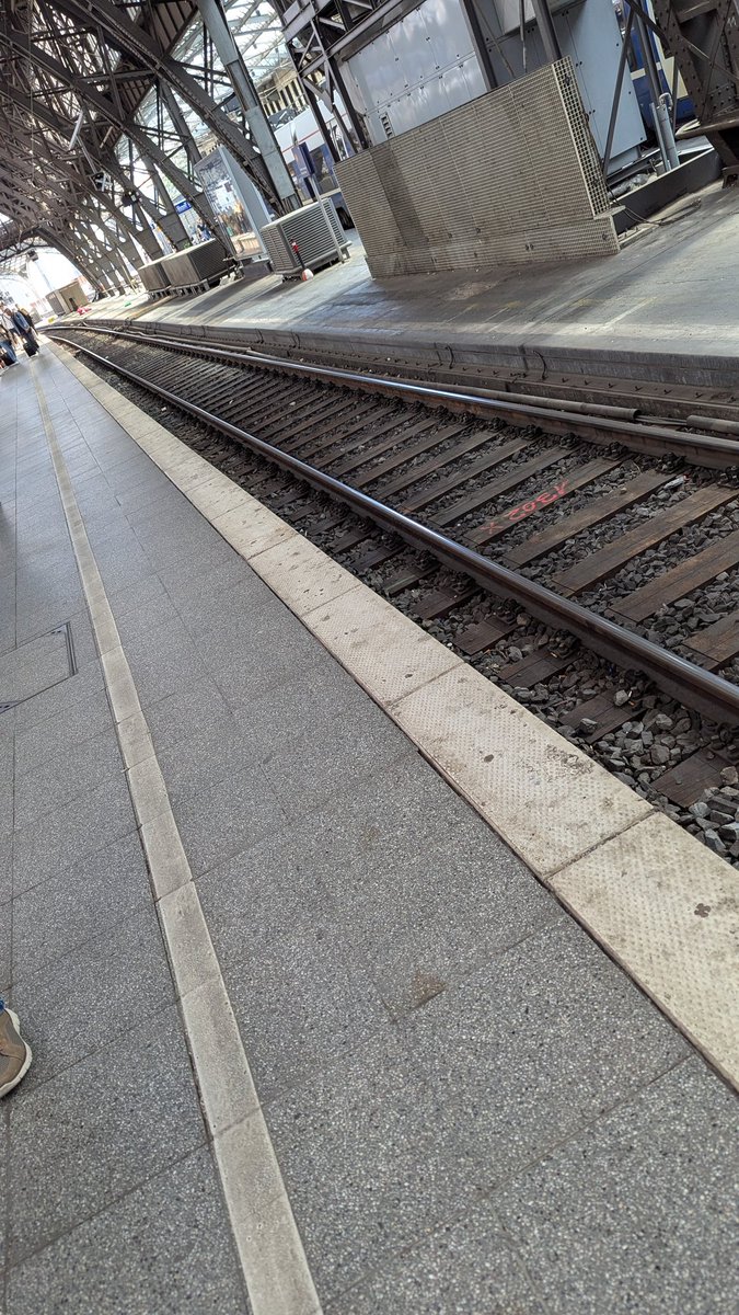 GameFreakDP's tweet image. Es ist wieder soweit. Bahnfahrt von Köln aus. 
Hinfahrt lief schon super, weil bahnfahrt ist nicht mit RE aktuell. 
Naja, sind's halt 180€ Taxi kosten 

Mal sehen wie gut die Fahrt abläuft 

GaLiGrü gehen raus an die Schutzheilige der Bahnfahrer @Glasmerleperle