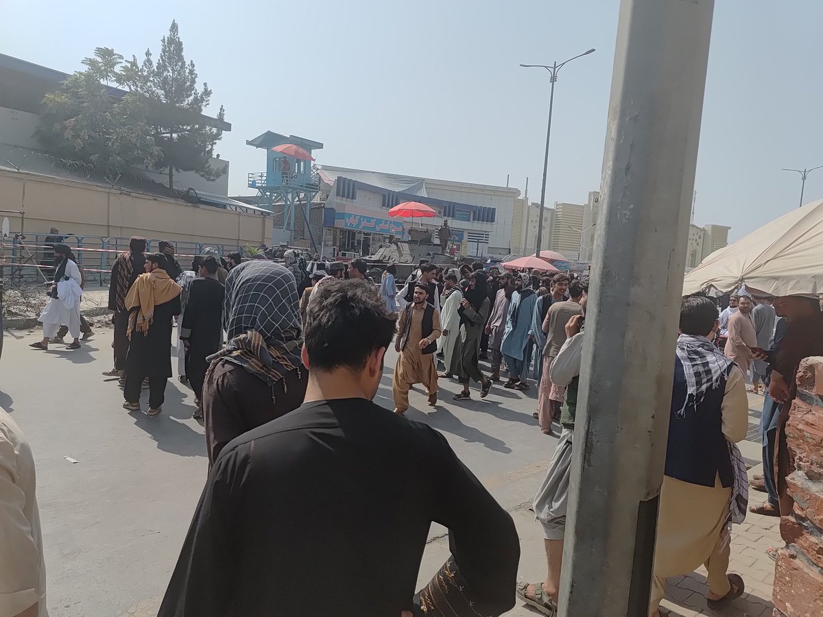 rahim_sekander's tweet image. ښه چې نه شئ یې مدیریتولی ولې خلک ورغواړئ؟
دا د کرکټ بورډ مخې ته د شپږېزې مینهوال دي چې په منډو سر دی، نن سم بېعزته شول.
داسې کسان یې کنټرول ته درولي ول چې د مینهوالو په ارزښت نه پوهېدل.
مشر او ماشوم ته یې نه کتل، بس کوتک یې پې وارول.
ډېر خلک له لوی کندهاره، لوی ننګرهاره او…