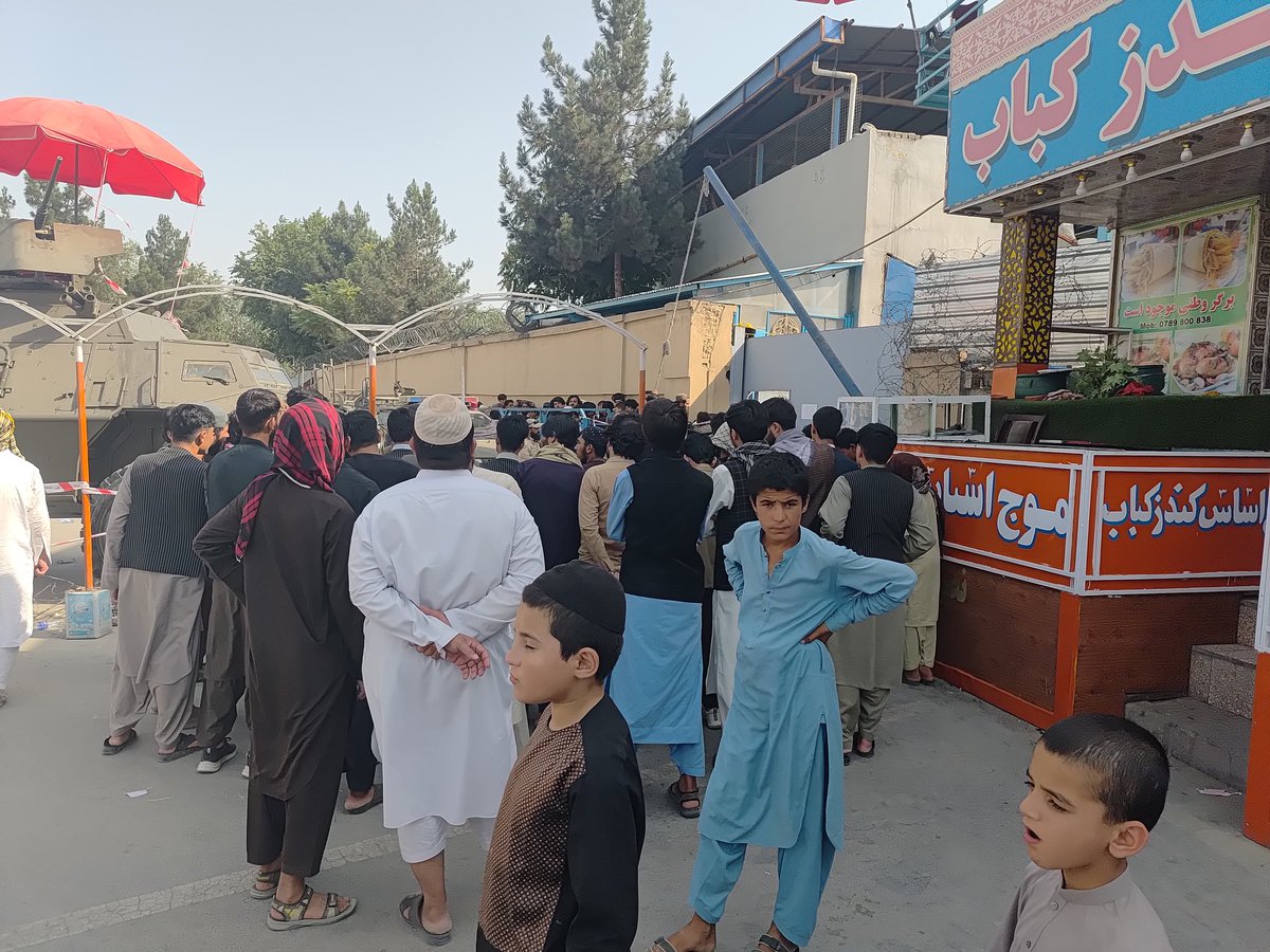 rahim_sekander's tweet image. ښه چې نه شئ یې مدیریتولی ولې خلک ورغواړئ؟
دا د کرکټ بورډ مخې ته د شپږېزې مینهوال دي چې په منډو سر دی، نن سم بېعزته شول.
داسې کسان یې کنټرول ته درولي ول چې د مینهوالو په ارزښت نه پوهېدل.
مشر او ماشوم ته یې نه کتل، بس کوتک یې پې وارول.
ډېر خلک له لوی کندهاره، لوی ننګرهاره او…