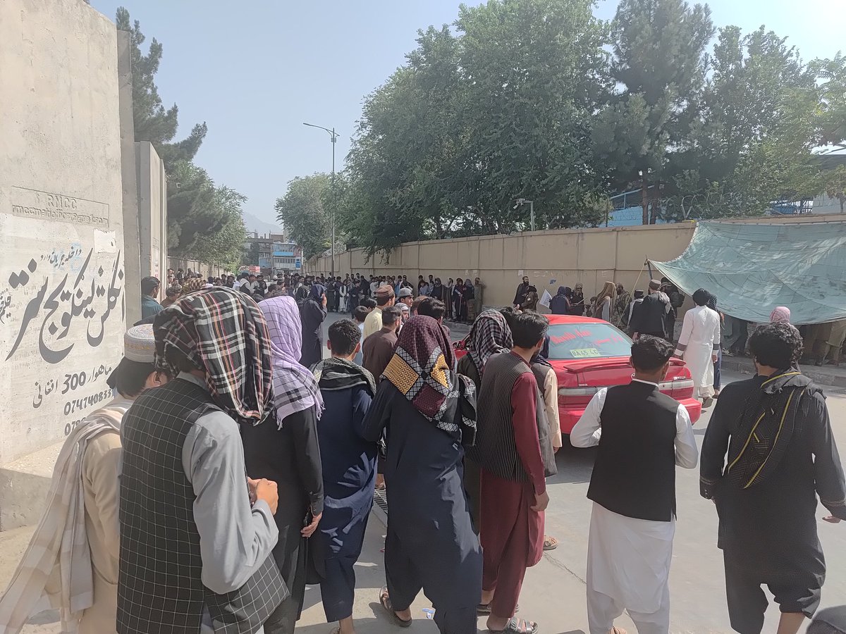 rahim_sekander's tweet image. ښه چې نه شئ یې مدیریتولی ولې خلک ورغواړئ؟
دا د کرکټ بورډ مخې ته د شپږېزې مینهوال دي چې په منډو سر دی، نن سم بېعزته شول.
داسې کسان یې کنټرول ته درولي ول چې د مینهوالو په ارزښت نه پوهېدل.
مشر او ماشوم ته یې نه کتل، بس کوتک یې پې وارول.
ډېر خلک له لوی کندهاره، لوی ننګرهاره او…