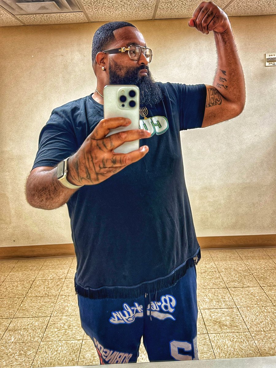 RayzzorRamon's tweet image. Same shirt different me lol first picture was November 11 2024/ last 3 pictures from today 8 months apart .stomach  is noticeably smaller more muscle thickness. Less of a double chin shoulders wilder.. this is truly a journey!!!