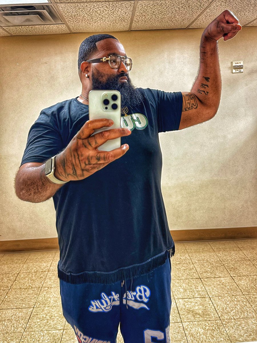 RayzzorRamon's tweet image. Same shirt different me lol first picture was November 11 2024/ last 3 pictures from today 8 months apart .stomach  is noticeably smaller more muscle thickness. Less of a double chin shoulders wilder.. this is truly a journey!!!