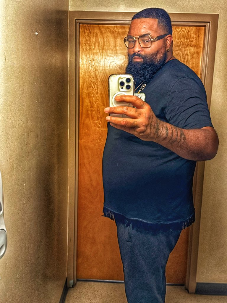 RayzzorRamon's tweet image. Same shirt different me lol first picture was November 11 2024/ last 3 pictures from today 8 months apart .stomach  is noticeably smaller more muscle thickness. Less of a double chin shoulders wilder.. this is truly a journey!!!