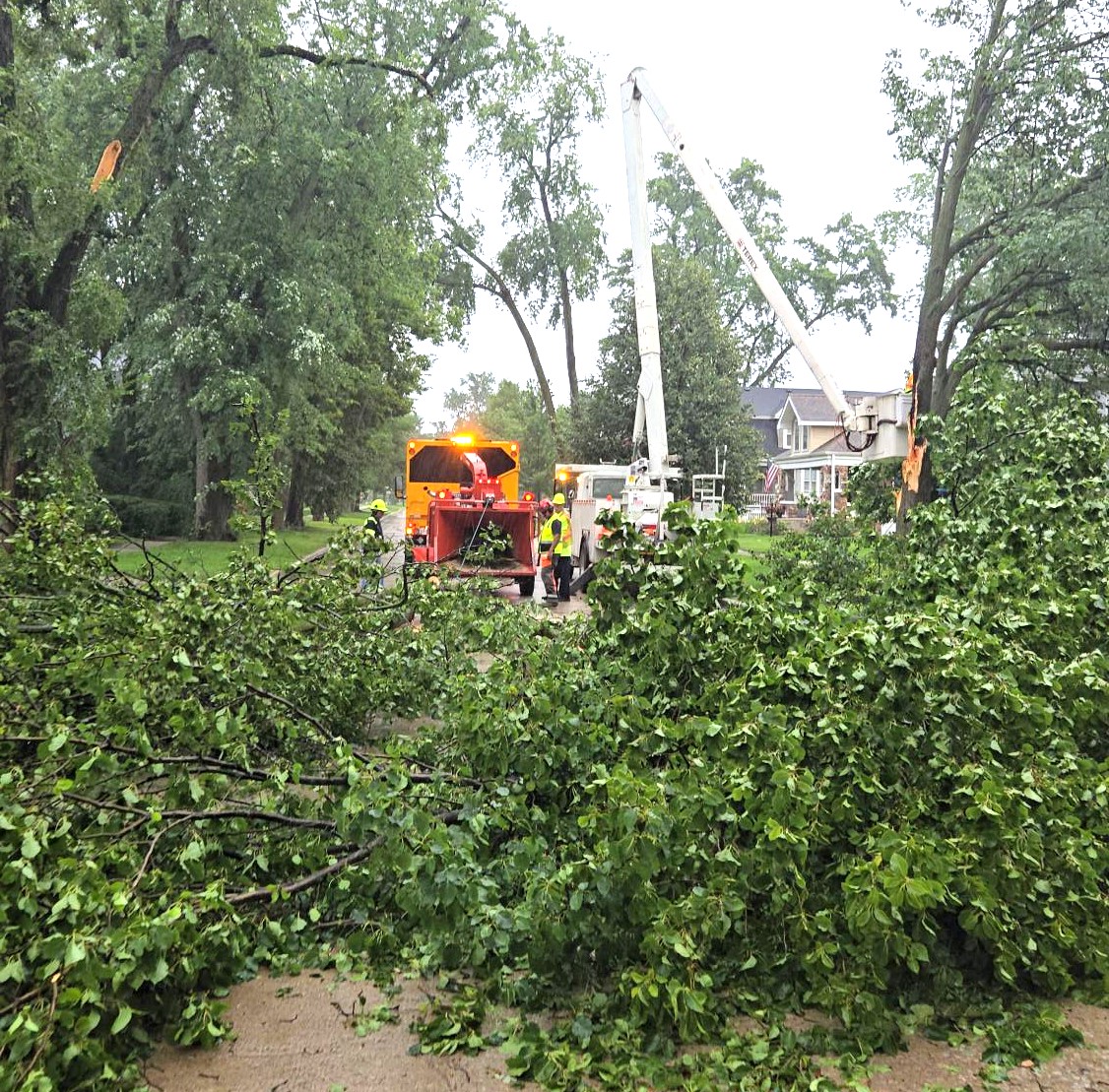 BrookfieldILPS's tweet photo. 🌳 Our Forestry crew worked until 12:15 a.m. after yesterday’s strong storm and is back out today tackling over 40 open cleanup tickets. Thanks for your patience as we continue storm damage cleanup across Brookfield! #BrookfieldIL #StormCleanup #PublicWorks https://t.co/ndciVPWhZR