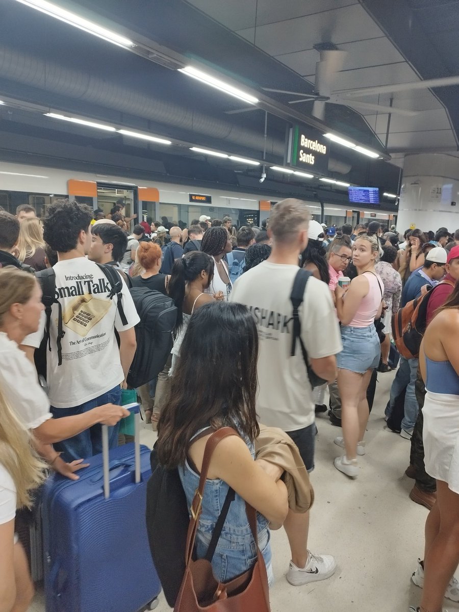 Romero Must Die (@lucciareli) on Twitter photo <a href="/rodalies/">Rodalies Catalunya</a> Así está la andana. Cuando haya un accidente uds todos del primero al último van a ser responsables de esto. <a href="/rodalies/">Rodalies Catalunya</a> Así está la andana. Cuando haya un accidente uds todos del primero al último van a ser responsables de esto.