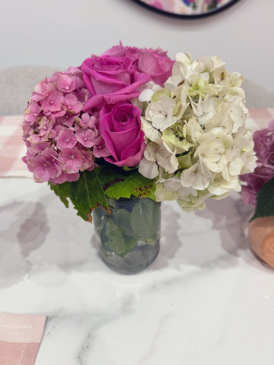 stomababe's tweet image. I had the best time clipping flowers grown in my garden to create table arrangements with. 🌺
The blue delphinium is a real scene stealer. 😍