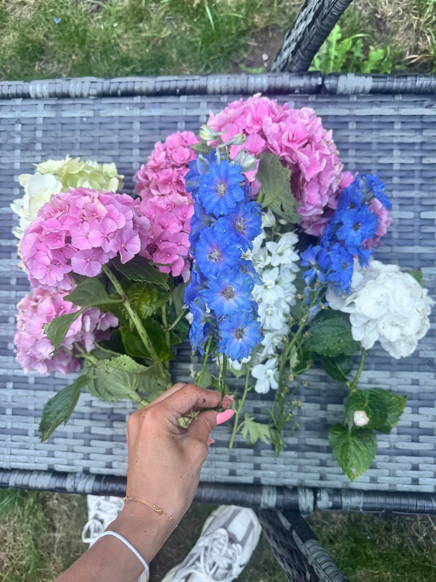 stomababe's tweet image. I had the best time clipping flowers grown in my garden to create table arrangements with. 🌺
The blue delphinium is a real scene stealer. 😍