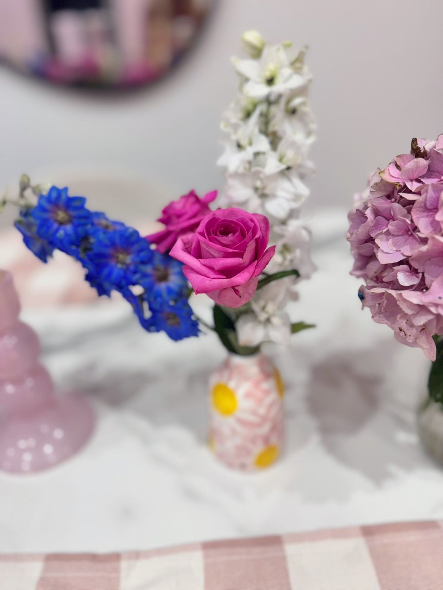 stomababe's tweet image. I had the best time clipping flowers grown in my garden to create table arrangements with. 🌺
The blue delphinium is a real scene stealer. 😍