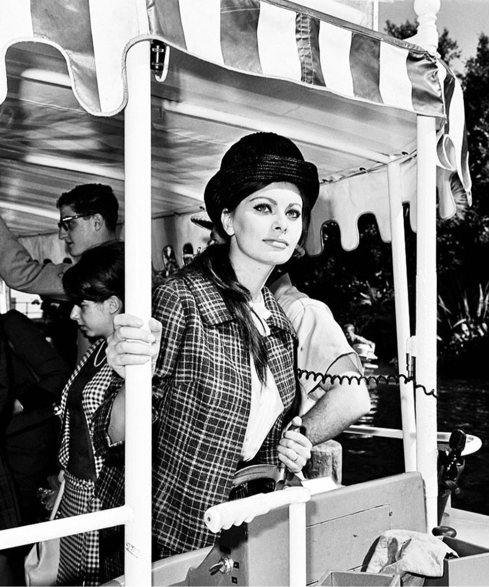 #SophiaLoren visitando #DisneylandPark en 1963, unos días después de ganar el #PremioÓscar a la mejor actriz por su interpretación de una mujer que intenta proteger a su hija de los horrores de la Segunda Guerra Mundial en #DosMujeres (#LaCiociara, 1960), de #VittorioDeSica.