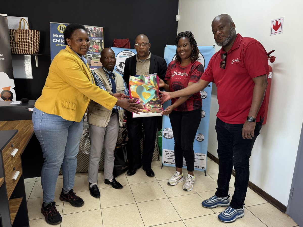 yaronafm's tweet image. Yarona FM hands over donations of warm clothes and blankets from the public to Humana People to People Botswana here in Selebi Phikwe.🙏🏼😇