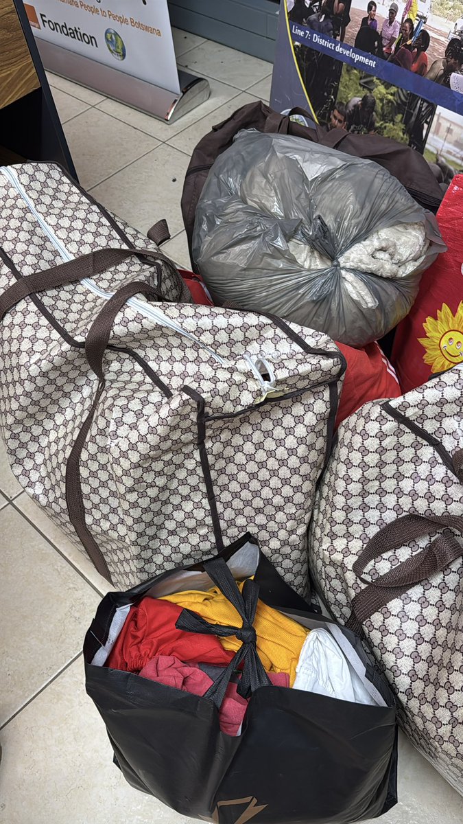 yaronafm's tweet image. Yarona FM hands over donations of warm clothes and blankets from the public to Humana People to People Botswana here in Selebi Phikwe.🙏🏼😇