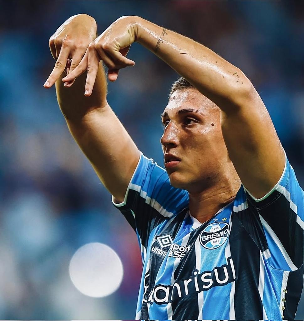 Miguel Monsalve

Gremio'nun genç kolombiyalı ofansif orta sahası bileklerine hakim, yaratıcı ve yüksek gol sezgisi meziyetleriyle yaşıtlarına fark atıyor.
Bir güney amerikalıdan beklenecek kadar fiziksel kapasiteye sahip geniş oyun repertuarıylada kanat olarak görev alabilir.