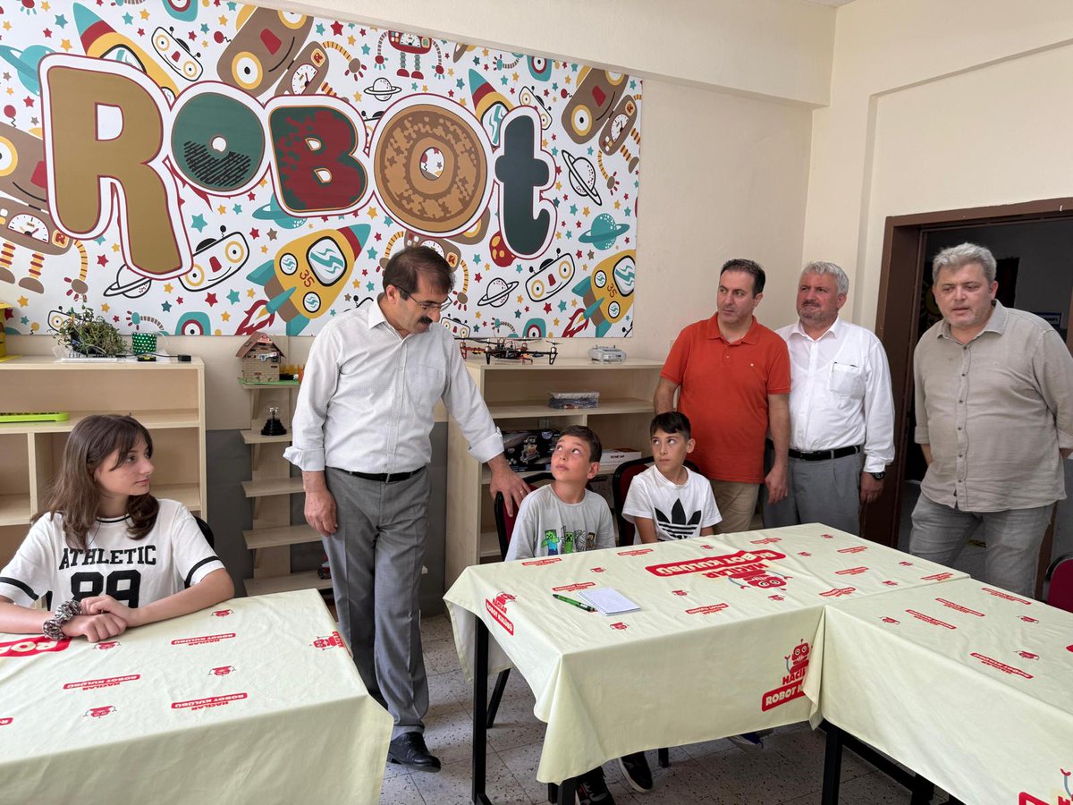 Artvin İl Milli Eğitim Müdürü Fahri Acar, Arhavi Hacılar Ortaokulu’n da açılan robotik kodlama yaz kursunu ziyaret ederek öğrencilerle bir araya geldi.
<a href="/tcmeb/">Millî Eğitim Bakanlığı</a> <a href="/Yusuf__Tekin/">Yusuf Tekin</a> <a href="/artvinvaliligi/">T.C. Artvin Valiliği</a> <a href="/FahriAcar08/">Fahri Acar</a> 

artvin.meb.gov.tr/www/yaz-kursu-…