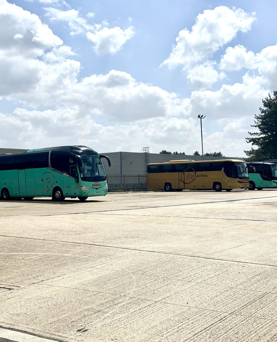 BarnesCoaches's tweet image. Nice to see @JHCoaches today!👋
Popping into our depot to use our facilities, whilst down south in our neck of the woods.🚍️
#TeamWork #WorkingTogether
#TheCoachTravelGroup #BarnesCoaches #JHCoaches