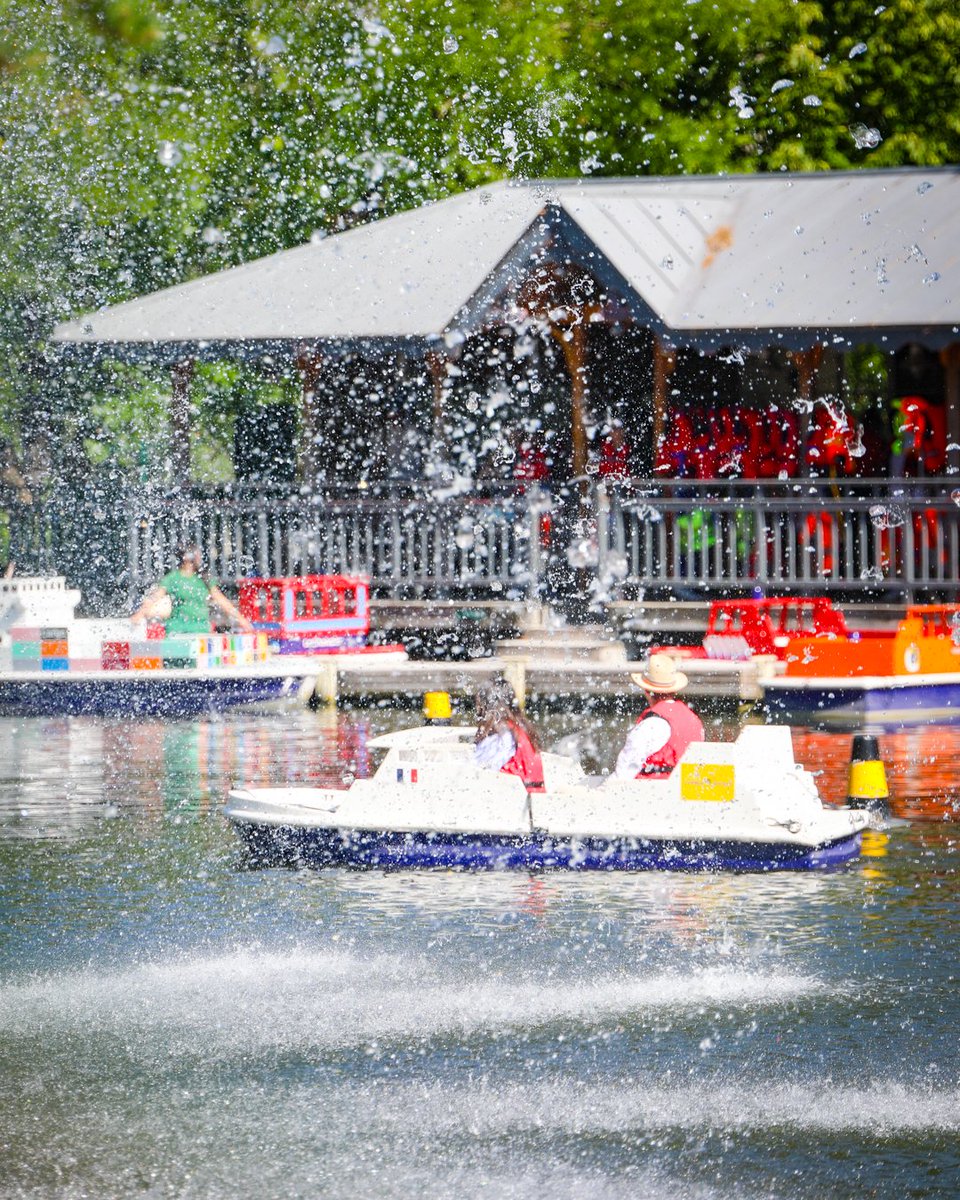 JardindAcclim's tweet image. Pas besoin de quitter Paris pour se rafraîchir ! 💦
Cet été, le #jardindacclimatation se transforme en oasis de fraîcheur pour toute la famille.
Fontaines, jeux d’eau, brumisateurs... pendant que les enfants s’éclaboussent, les parents se détendent à l’ombre des arbres.