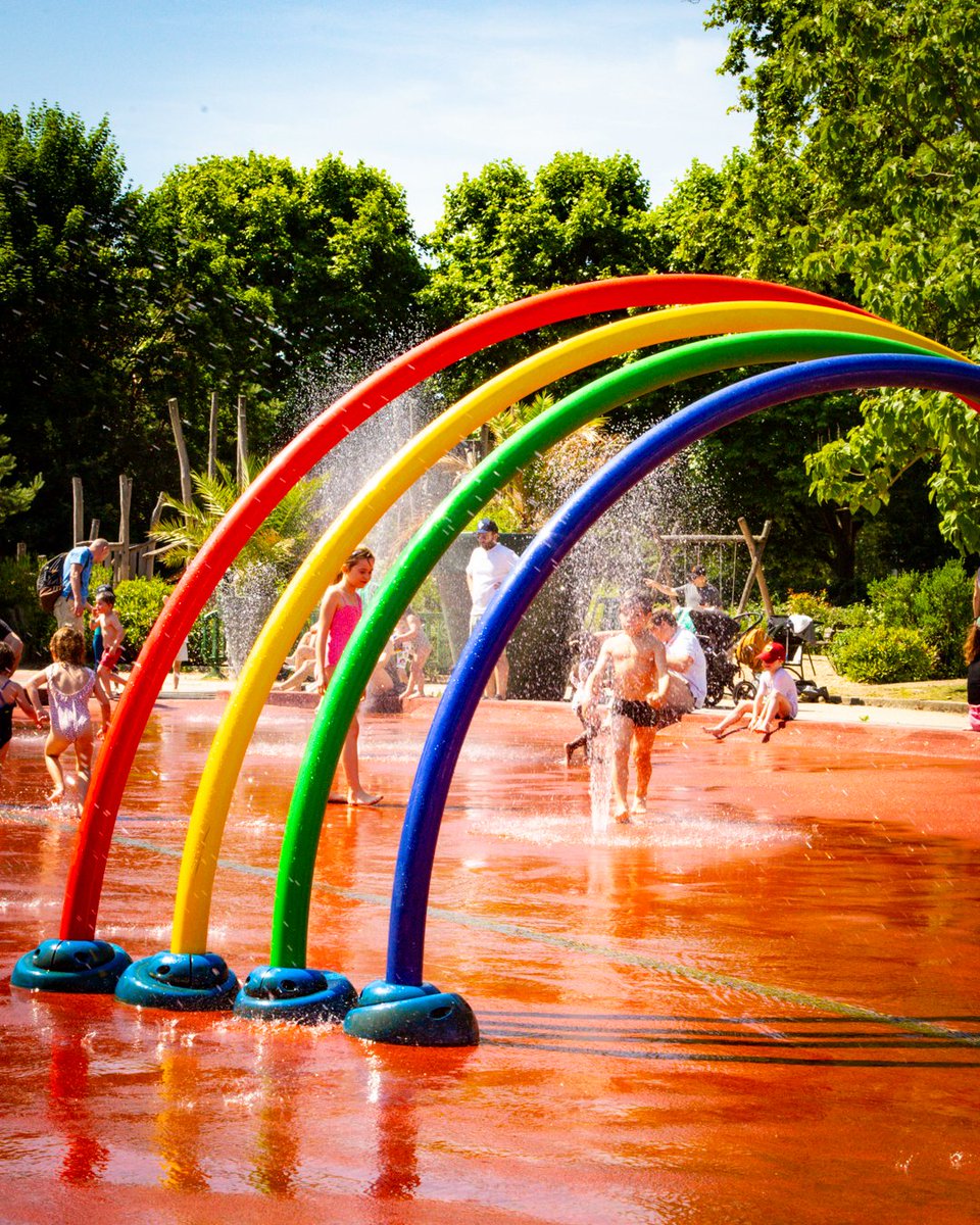 JardindAcclim's tweet image. Pas besoin de quitter Paris pour se rafraîchir ! 💦
Cet été, le #jardindacclimatation se transforme en oasis de fraîcheur pour toute la famille.
Fontaines, jeux d’eau, brumisateurs... pendant que les enfants s’éclaboussent, les parents se détendent à l’ombre des arbres.