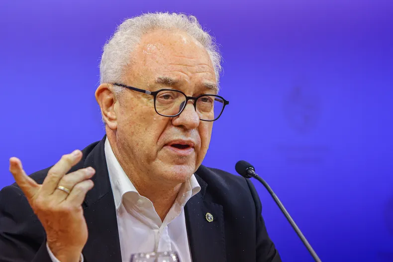 LahitteCarlos's tweet image. ⏩Embajada alemana contradice a Lubetkin acerca de nuevos pasaportes.
Se creen los dueños de todo. De la verdad, de la mentira, del pasado y del presente.
Lubetkin  frankfurter, no es un Pancho...