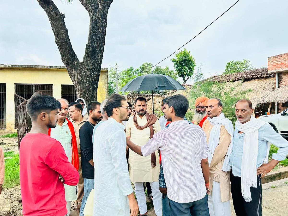 बांदा सदर विधानसभा क्षेत्र अंतर्गत आज ग्राम बड़ोखर बुजुर्ग में पंकज द्विवेदी जी के पुत्र के सड़क दुर्घटना में घायल होने की सूचना मिलने पर उनके आवास पहुंचकर स्वास्थ्य का हालचाल जाना और विभिन्न शोकाकुल परिवारों में पहुंचकर शोक संतृप्त परिजनों से भेंट कर अपनी विनम्र संवेदनाएं व्यक्त