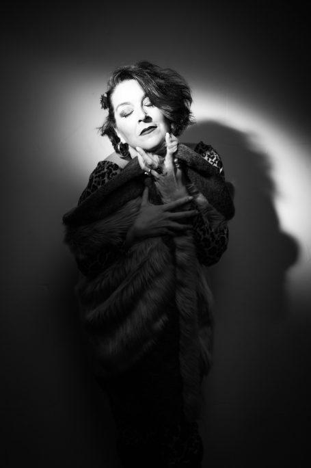 La Academia de las Artes Escénicas de Andalucía despide a la cantaora Alicia Acuña, conocida como 'La Grande' entre sus compañeros y compañeras de profesión. Desde la Academia, enviamos todo nuestro cariño a su hijo, a su pareja, a sus familiares y a sus amistades.