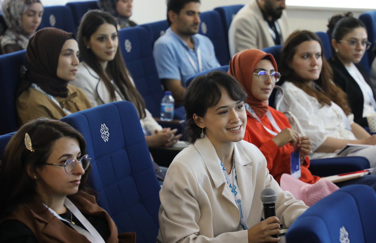 TMaarifVakfi's tweet photo. Türkçeyi dünyaya taşıyacak isimler, Maarif’te buluştu; eğitim yolculuğu başladı.

Yabancılara Türkçe öğretimi alanında öğretmenlerin mesleki gelişimi amacıyla hazırladığımız programda katılımcılar, teorik ve uygulamalı eğitimlerle kendilerini geliştiriyor. Programı başarıyla tamamlayan adaylar, Maarif okullarında görev alma şansını elde edecek.

Vakıf Başkanımız @Mahmut_M_Ozdil eğitimcilerimize ilham veren bu buluşmada, öğretmenliğin yalnızca bir meslek değil, aynı zamanda dünyaya değer katma yolculuğu olduğunu dile getirdi. Maarif heyetimiz aday öğretmenlerimizle bir araya gelerek Maarif ailesinin küresel vizyonunu ve Türkçenin dünyadaki eğitim rolünü anlattı.

Yeni yolculuklarına başlayan tüm öğretmen adaylarımıza başarılar diliyoruz. 🌍✍️