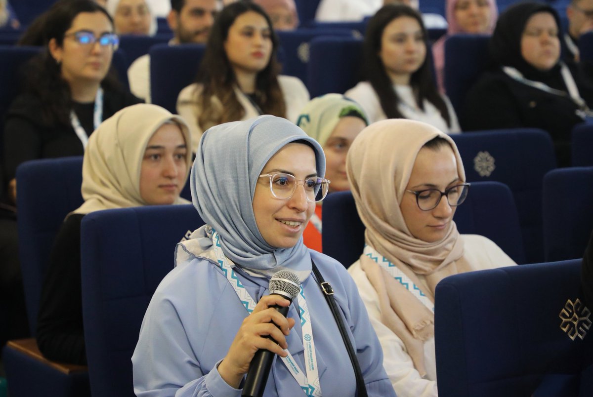TMaarifVakfi's tweet photo. Türkçeyi dünyaya taşıyacak isimler, Maarif’te buluştu; eğitim yolculuğu başladı.

Yabancılara Türkçe öğretimi alanında öğretmenlerin mesleki gelişimi amacıyla hazırladığımız programda katılımcılar, teorik ve uygulamalı eğitimlerle kendilerini geliştiriyor. Programı başarıyla tamamlayan adaylar, Maarif okullarında görev alma şansını elde edecek.

Vakıf Başkanımız @Mahmut_M_Ozdil eğitimcilerimize ilham veren bu buluşmada, öğretmenliğin yalnızca bir meslek değil, aynı zamanda dünyaya değer katma yolculuğu olduğunu dile getirdi. Maarif heyetimiz aday öğretmenlerimizle bir araya gelerek Maarif ailesinin küresel vizyonunu ve Türkçenin dünyadaki eğitim rolünü anlattı.

Yeni yolculuklarına başlayan tüm öğretmen adaylarımıza başarılar diliyoruz. 🌍✍️